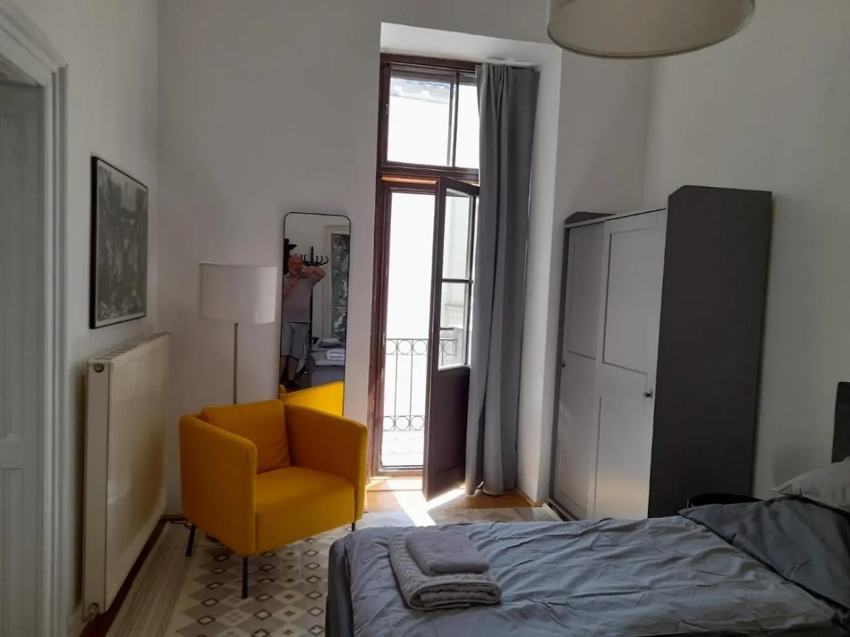 Room A In A Central Aristocratic Apartment Βιέννη Πανσιόν
